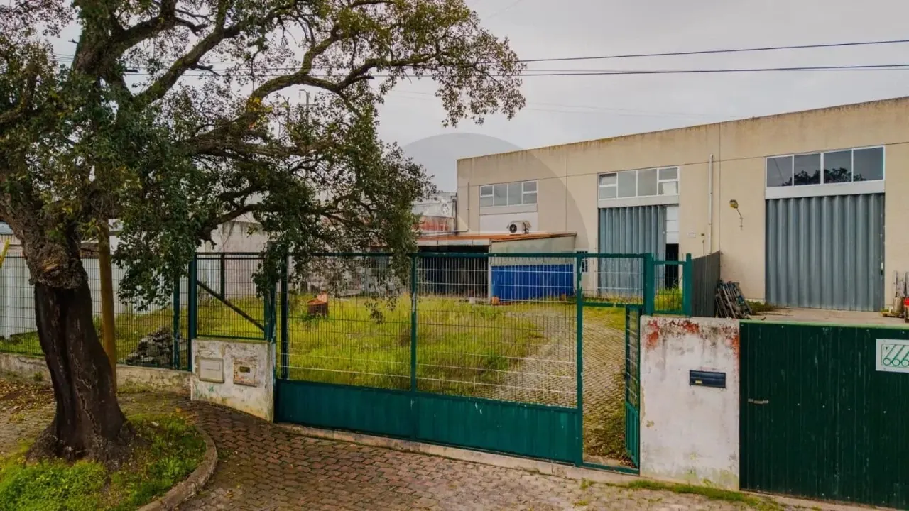 Armazém 370 m² no Pinhal da Areia – Moita