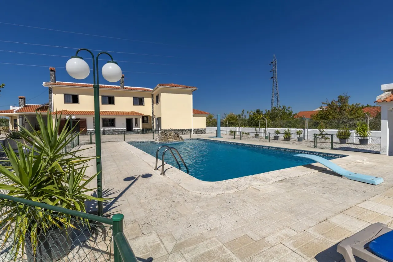 Moradia com Piscina, Garagem e Amplo Logradouro na Quinta do Conde