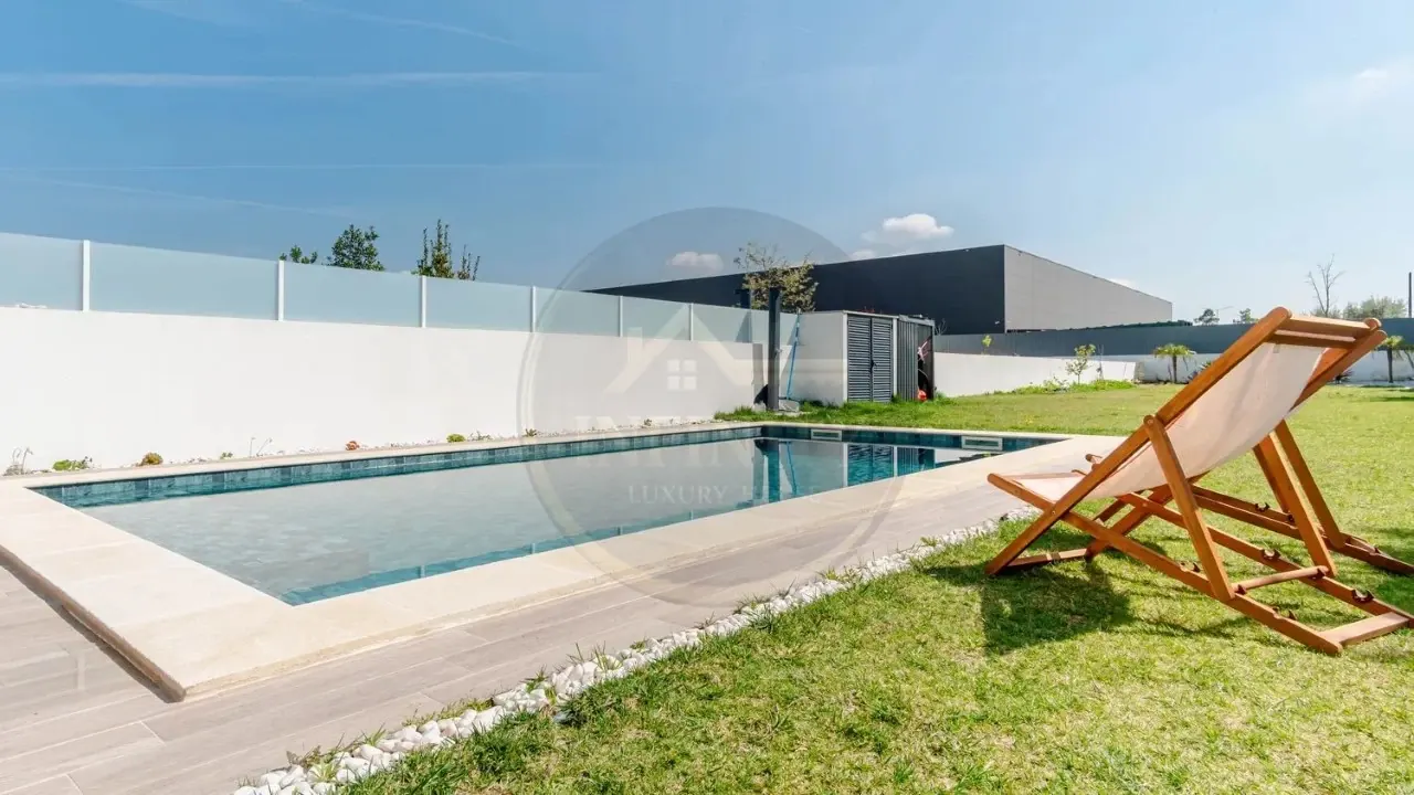 Moradia Contemporânea de Luxo com Piscina e Garagem – Fernão Ferro – Seixal